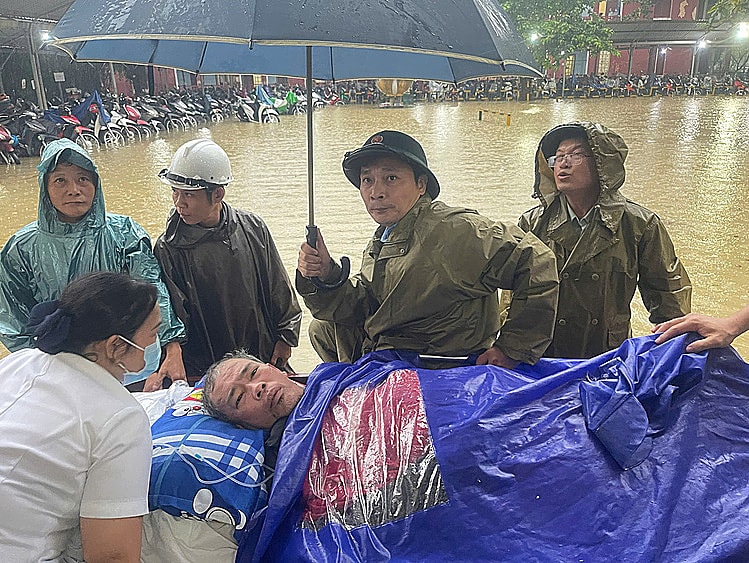 Bệnh viện Huế ngập sâu, bệnh nhân được di dời khẩn cấp