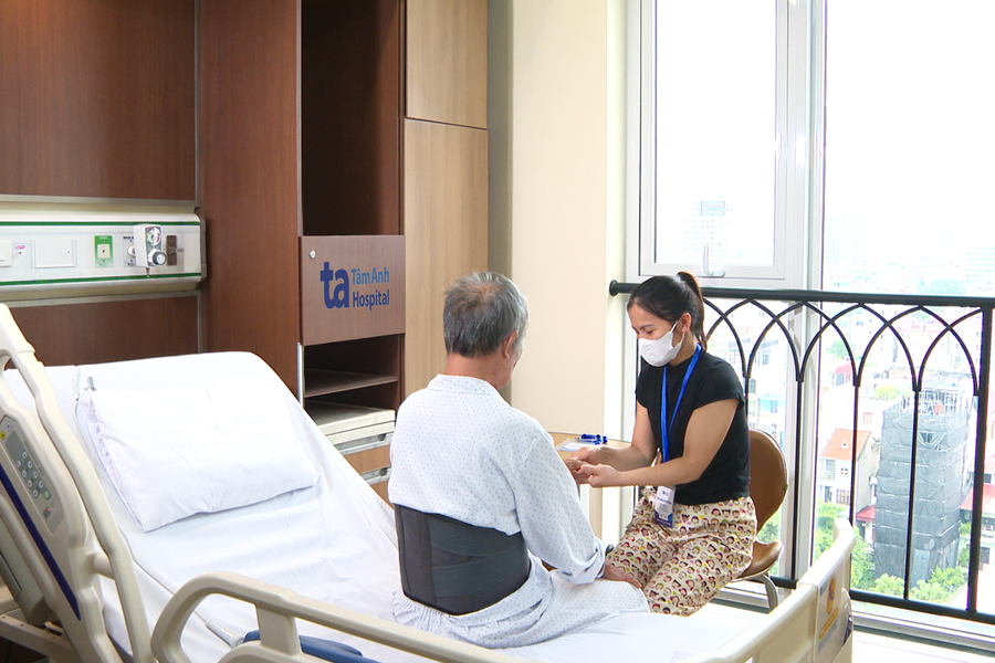 Mổ bóc tách u tủy sống chèn chùm rễ thần kinh cụ ông