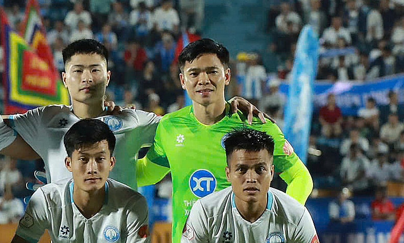 Nam Định suýt phải đưa thủ môn lên đá tiền đạo ở V-League