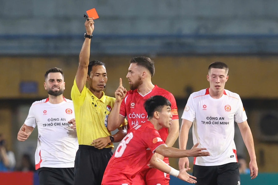 Cựu tuyển thủ U23 Việt Nam bị đuổi vì đánh nguội ở V-League