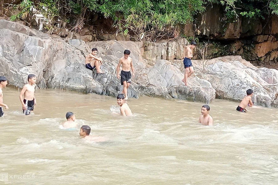 Hàng trăm học sinh phải ra suối tắm giặt vì thiếu nước