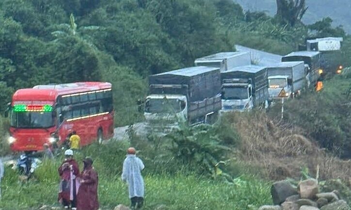 Đường nối Mũi Né - Đà Lạt ùn tắc do sạt lở đèo Đại Ninh