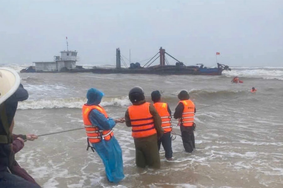 Hai tàu hàng gặp nạn trên biển