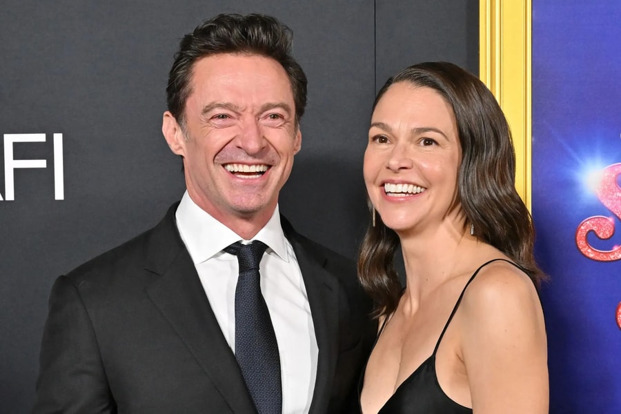 'Người Sói' Hugh Jackman quấn quýt bạn gái