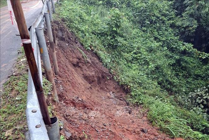 Bộ Xây dựng chỉ đạo khắc phục sạt lở, nứt đường trên cao tốc La Sơn - Hòa Liên