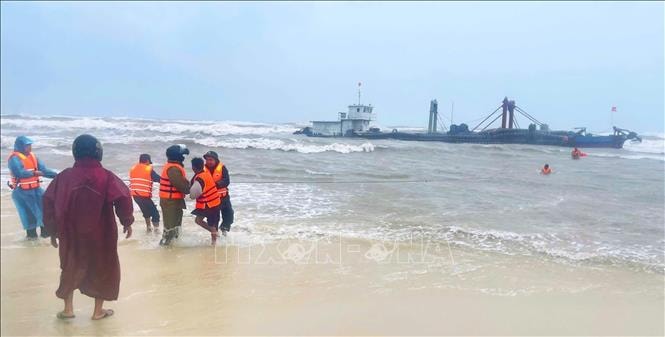 Đưa các thuyền viên trên tàu gặp nạn vào bờ an toàn