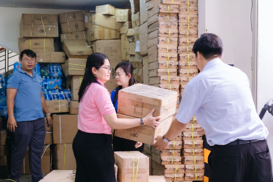 Hơn 70 tấn hàng cứu trợ 'lên đường' ra miền Trung và miền Bắc