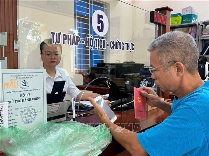 Không cần xuất trình bản chính, bản sao các giấy tờ đã tích hợp trên VNeID khi chứng thực