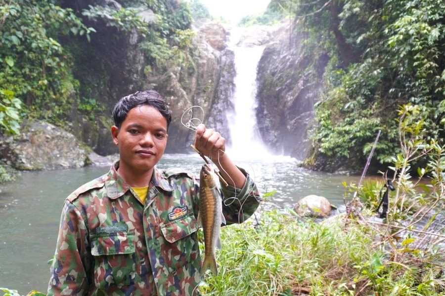 Nam sinh nghèo định danh làng "triệu view" với chiếc điện thoại trả góp