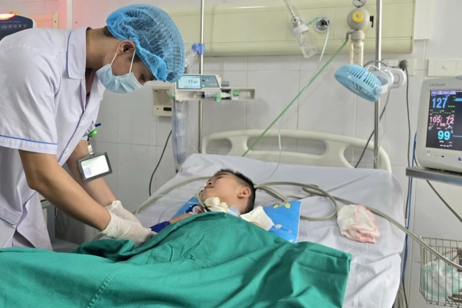 Bạn đọc Dân trí giúp đỡ bé trai 8 tuổi mắc viêm não hơn 313 triệu đồng