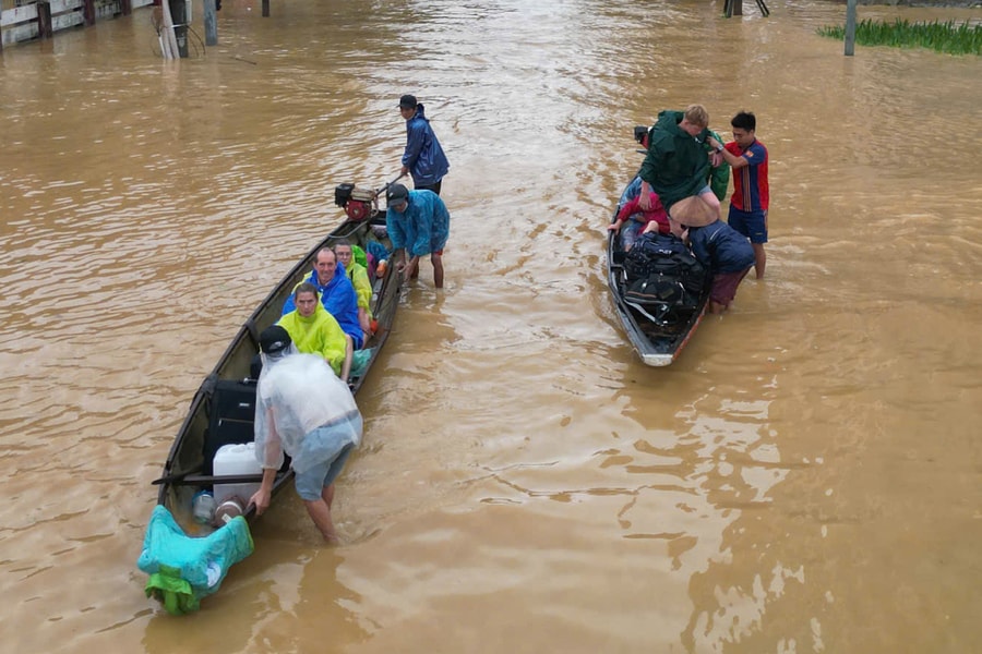 Khách Tây 'sốc' trước cảnh lũ lụt lên nhanh ở Huế, Hội An