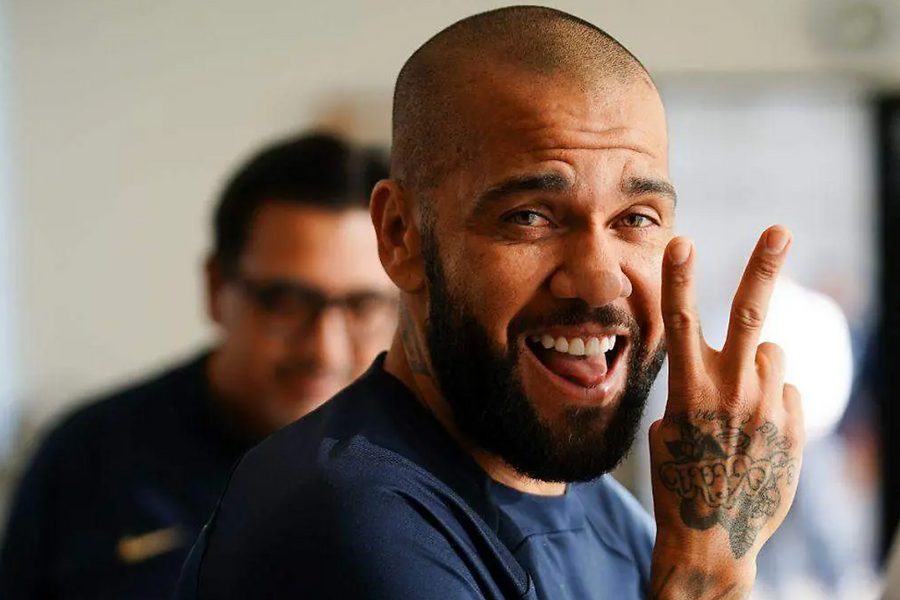 Dani Alves thành người truyền đạo