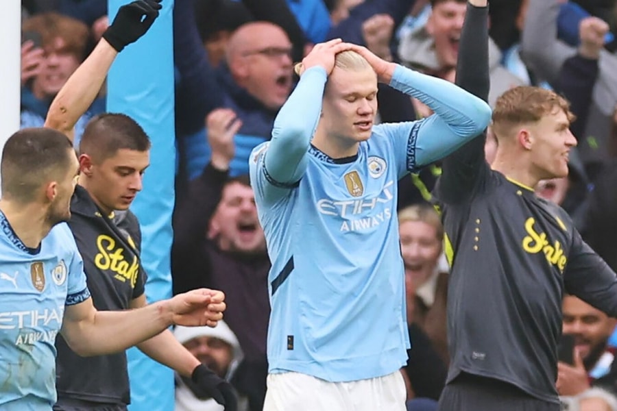 Vì tiền, Ngoại hạng Anh phá vỡ truyền thống trong 'Ngày tặng quà'