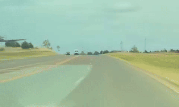 Xe Tesla bị hiểu nhầm về khả năng tự tránh máy bay