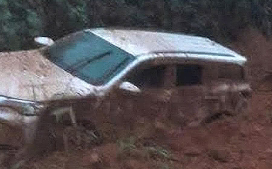 Sạt lở đất vùi lấp ôtô, hai người thoát nạn