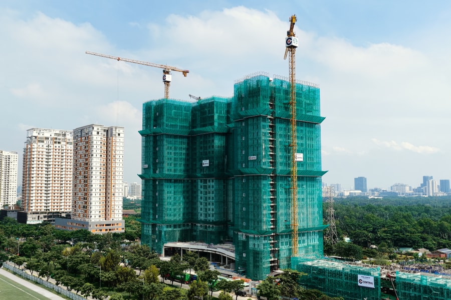 Cất nóc tòa tháp đôi căn hộ Essensia Sky