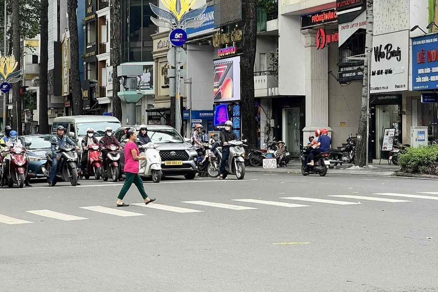 Có thể đi tù nếu không nhường đường cho người đi bộ