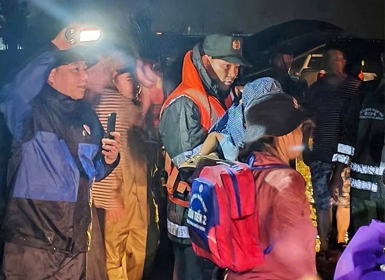 Cảnh sát cơ động hỗ trợ di dời hàng chục hộ dân khỏi vùng ngập sâu ở Đà Nẵng