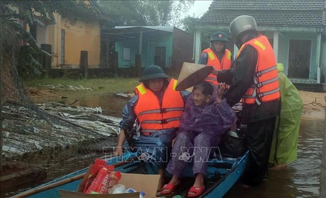 'Tình quân dân, nghĩa đồng bào' giữa mưa lũ