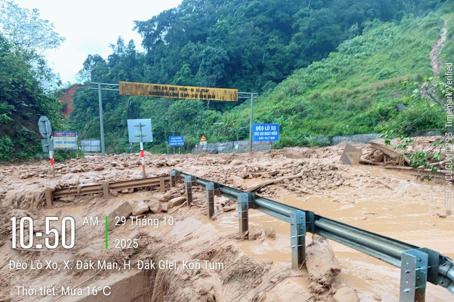 Nhiều đoạn tuyến Quốc lộ qua TP Đà Nẵng, TP Huế bị ngập gây tắc đường hoàn toàn