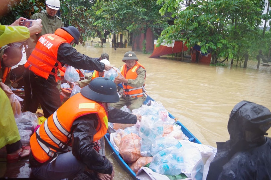 Lực lượng Hải quân tiếp tế lương thực, thực phẩm cho người dân vùng lũ