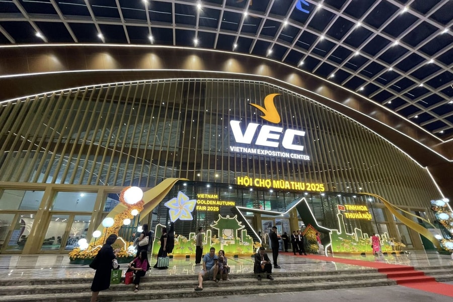 Số tiền ủng hộ đồng bào lũ lụt từ Hội chợ Mùa Thu đã vượt 211 triệu đồng