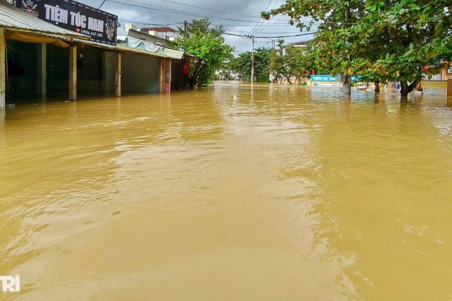 Khách ngồi trên máy bay ghi cảnh Đà Nẵng ngập lụt lịch sử