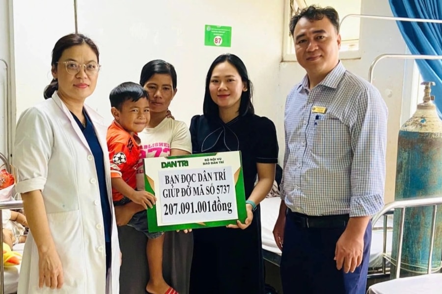 Cậu bé 5 tuổi mắc bệnh hiểm nghèo được bạn đọc hỗ trợ hơn 200 triệu đồng
