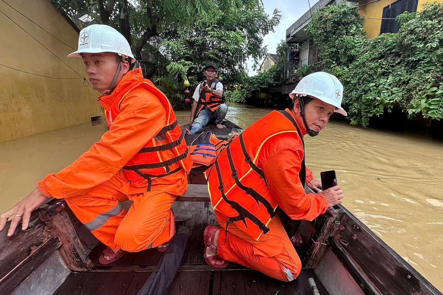 Gần nửa triệu hộ dân tại miền Trung bị mất điện vì ngập lụt