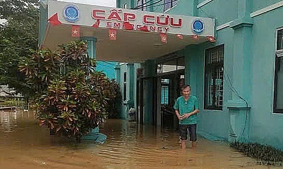 Hơn 200 người bị cô lập trong bệnh viện ngập lụt ở Đà Nẵng