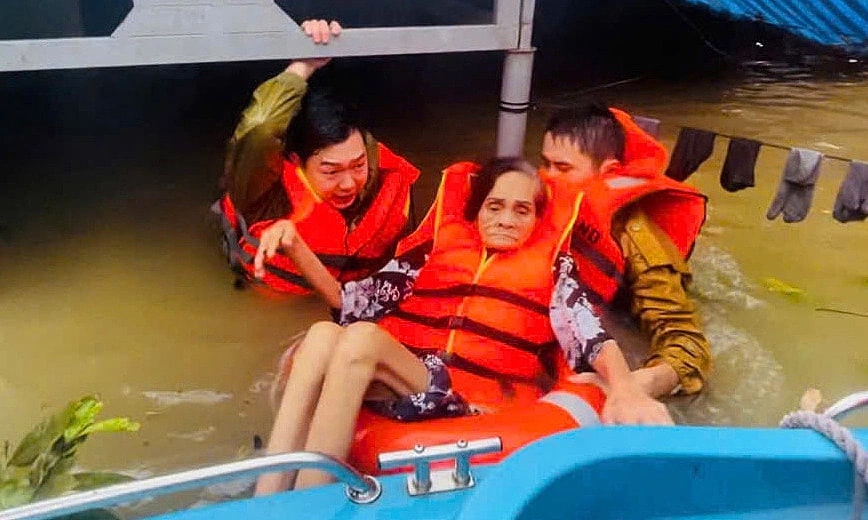 Dầm mình trong lũ sơ tán người dân