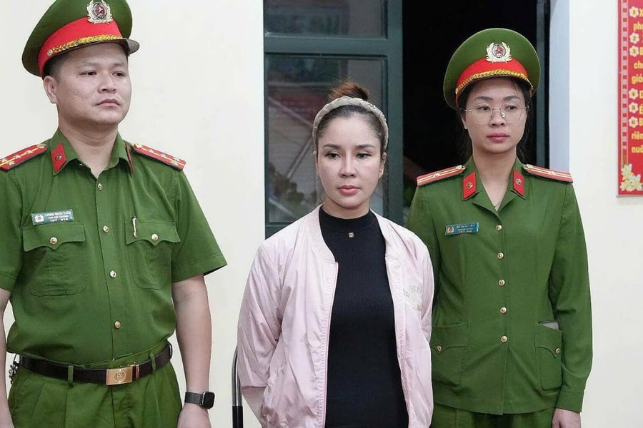 Nữ hiệu trưởng bị bắt vì lập khống chứng từ dạy thêm giờ