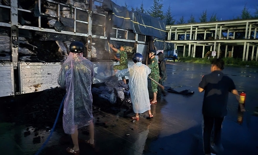 Xe tải trên phà đi Phú Quốc bốc cháy