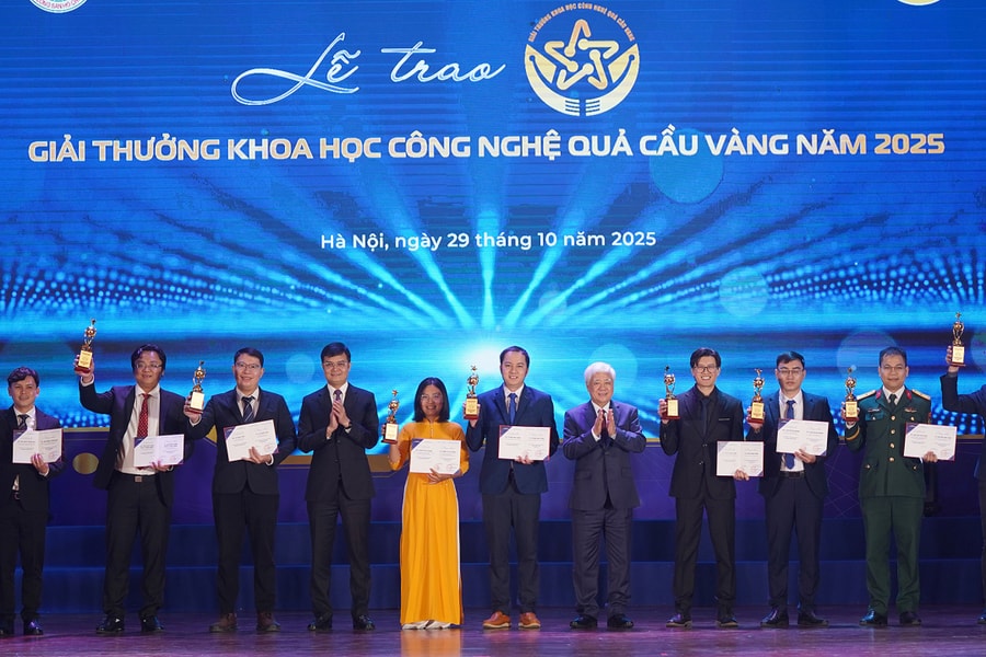 Vinh danh 10 nhà khoa học trẻ và 20 nữ sinh
