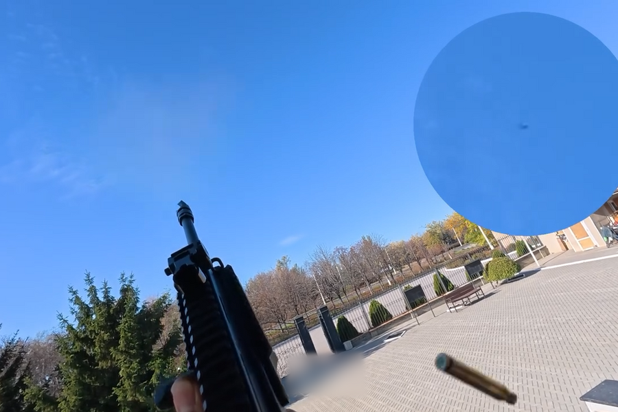 Lính Ukraine dùng súng trường hạ 'drone cáp quang Nga'