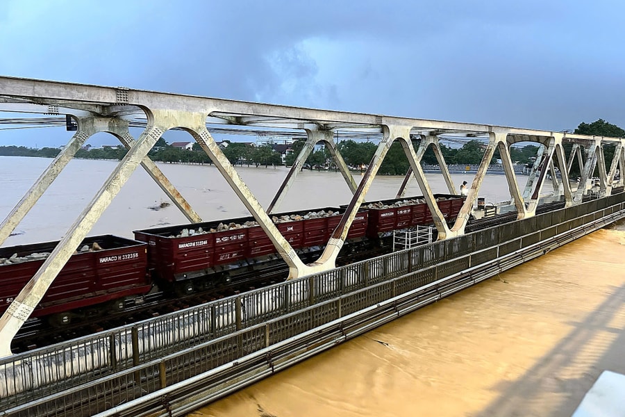 Lũ sông Hương lên, hai tàu chở đá quay lại trấn giữ cầu đường sắt