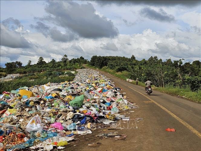 Rác thải tràn ra Quốc lộ 14C, gây ô nhiễm và nguy cơ tai nạn giao thông