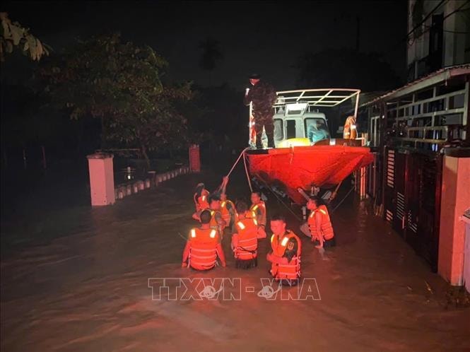 Lực lượng vũ trang Đà Nẵng xuyên đêm vượt lũ hỗ trợ nhân dân vùng ngập sâu