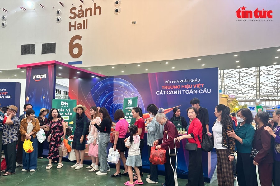 Người dân xếp hàng dài xem 'Mưa đỏ' và 'Tử chiến trên không' tại Hội chợ Mùa Thu 2025