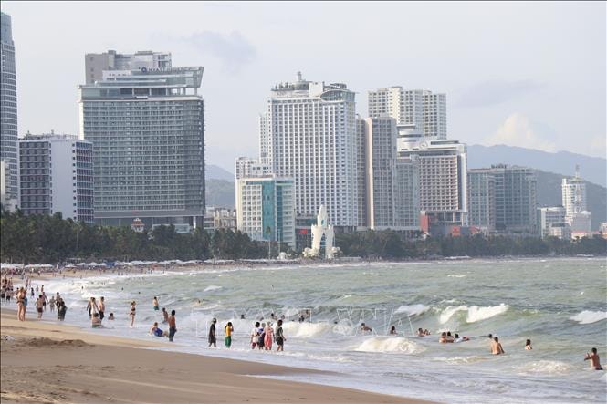 Cảnh báo du khách không tắm biển Nha Trang trong điều kiện thời tiết bất lợi