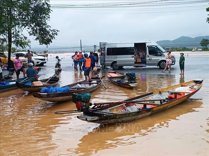 Kịp thời cứu 6 người trong đoàn cứu trợ bị lật ghe tại Huế