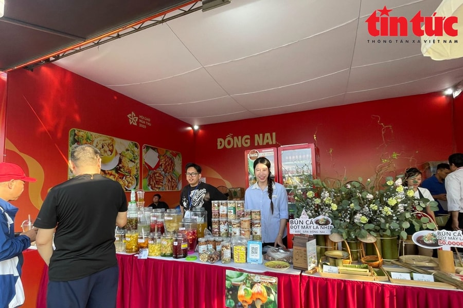 Hội chợ Mùa Thu 2025 quy tụ đủ món ngon 3 miền