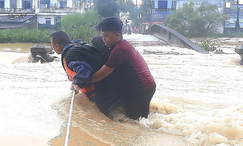 Đội cứu hộ Thái Nguyên giăng dây, cõng dân vượt lũ Huế