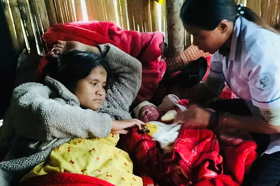 Y sĩ băng rừng đỡ đẻ cho sản phụ giữa mưa lũ, sạt lở