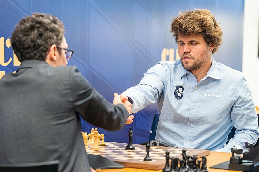Carlsen thắng áp đảo tại siêu giải Clutch Chess