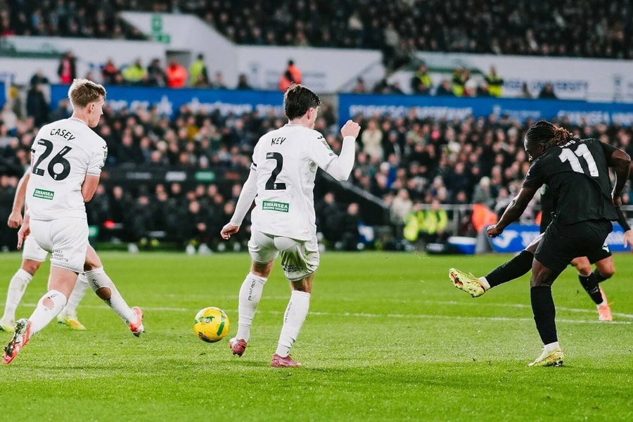 Man City phải ngược dòng trước đội hạng Nhất