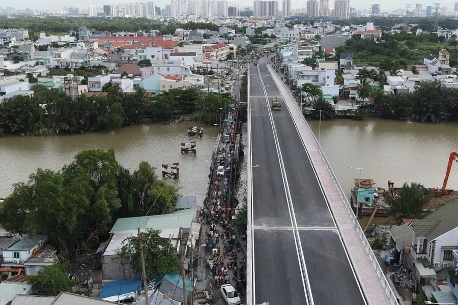 Tháo dỡ cầu hơn 50 năm tuổi ở TP HCM