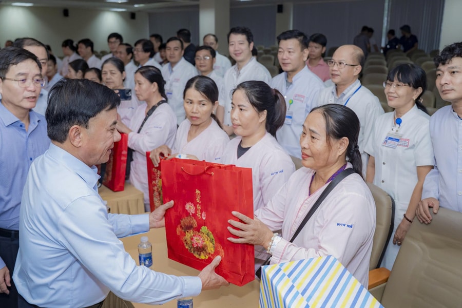 Thường trực Ban Bí thư thăm người dân vùng lũ