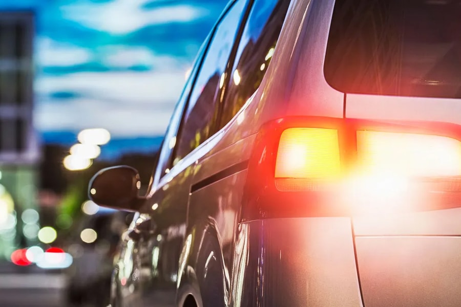 Xe phía trước hỏng đèn phanh gây va chạm, tôi có phải đền?