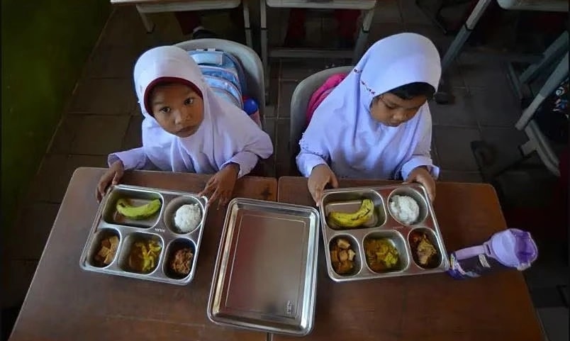 Indonesia điều tra bữa ăn miễn phí khiến hàng trăm học sinh ngộ độc